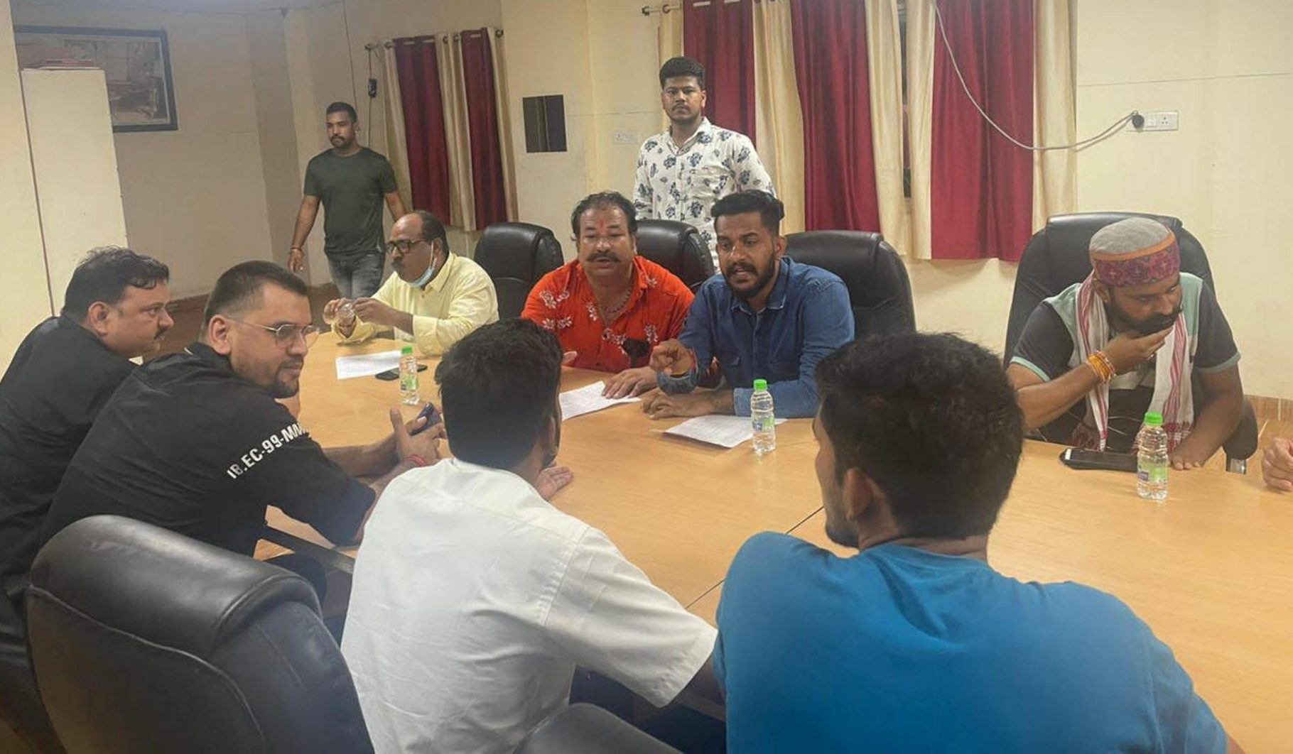 श्री राष्ट्रीय राजपूत करणी सेना ने छात्रों के साथ हो रहे अन्याय व फीस कम करने को लेकर किया घेराव