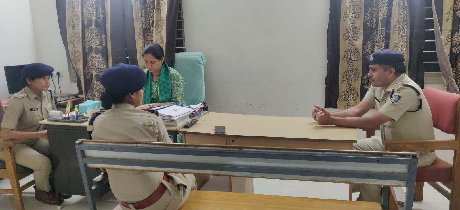 देवास महिला थाना, ऊर्जा महिला हेल्प डेस्क का निरीक्षण