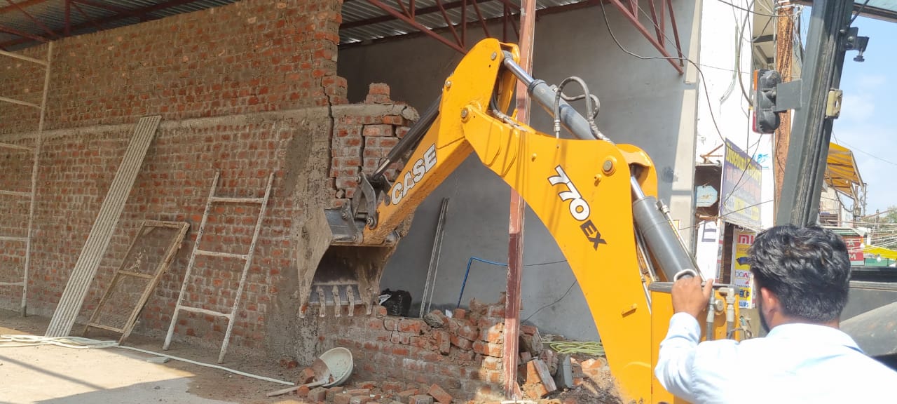 अवैध कालोनी काटने वाले कालोनाईजर पर एफ.आई.आर. दर्ज,                       2 कालोनियों से अवैध अतिक्रमण हटाए,      विक्रम सभा भवन मे कम्पाउंडिंग शिविर आयोजित,       अपने अवैध निर्माणो को वैध कराये