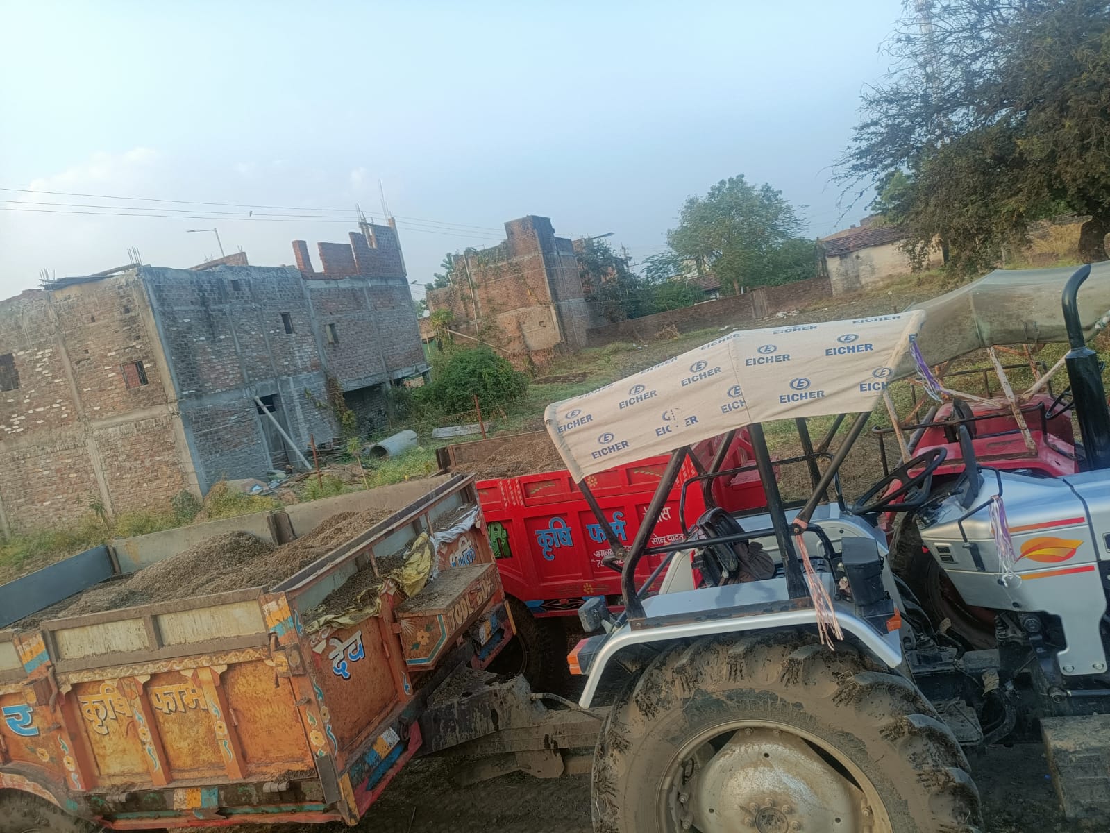 अवैध रेत परिवहन पर चौकी टोंक कला की कार्यवाही  2 ट्रेक्टर ट्राली मय रेत के जप्त किये गये ।