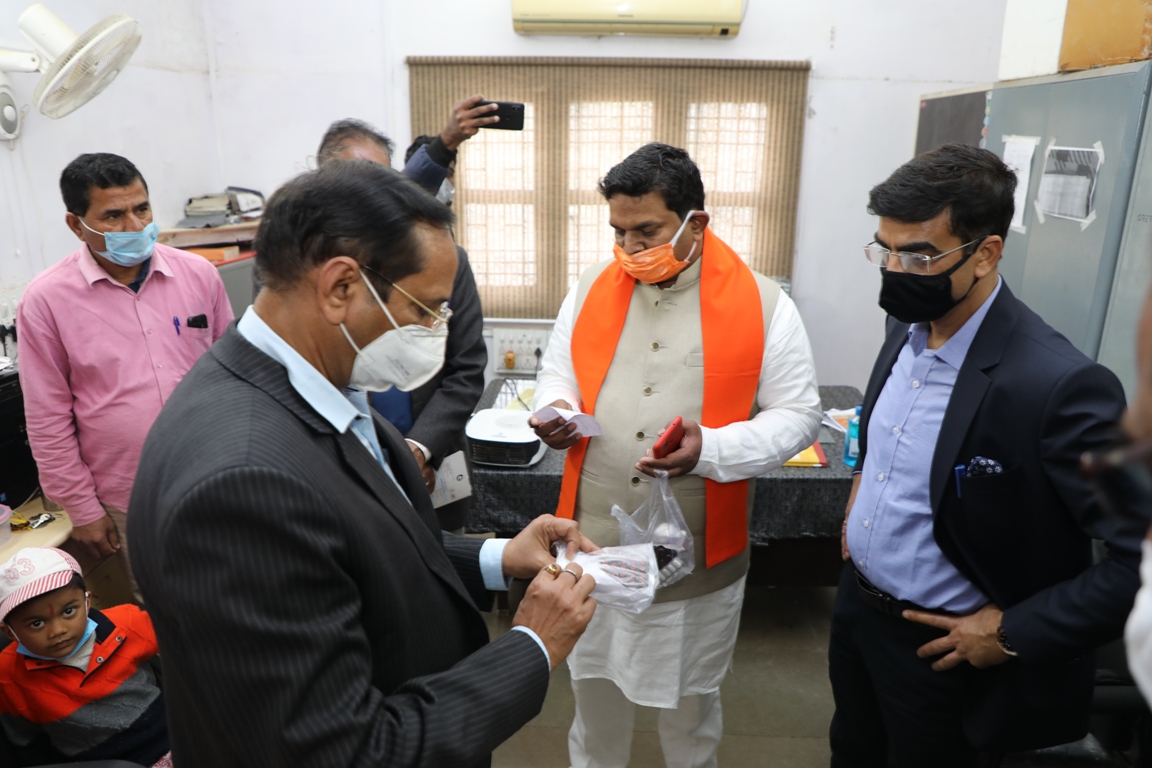 सांसद श्री सोलंकी और कलेक्टर श्री शुक्ला ने जिला अस्पताल का किया निरीक्षण ———– जिला अस्पताल देवास में स्थापित ऑक्सीजन प्लांटों और वार्डो में देखी व्‍यवस्‍था  ———– कोरोना की तीसरी लहर को देखते हुए जिला अस्‍पताल में पर्याप्‍त व्‍यवस्‍थाएं रखें – सांसद श्री सोलंकी