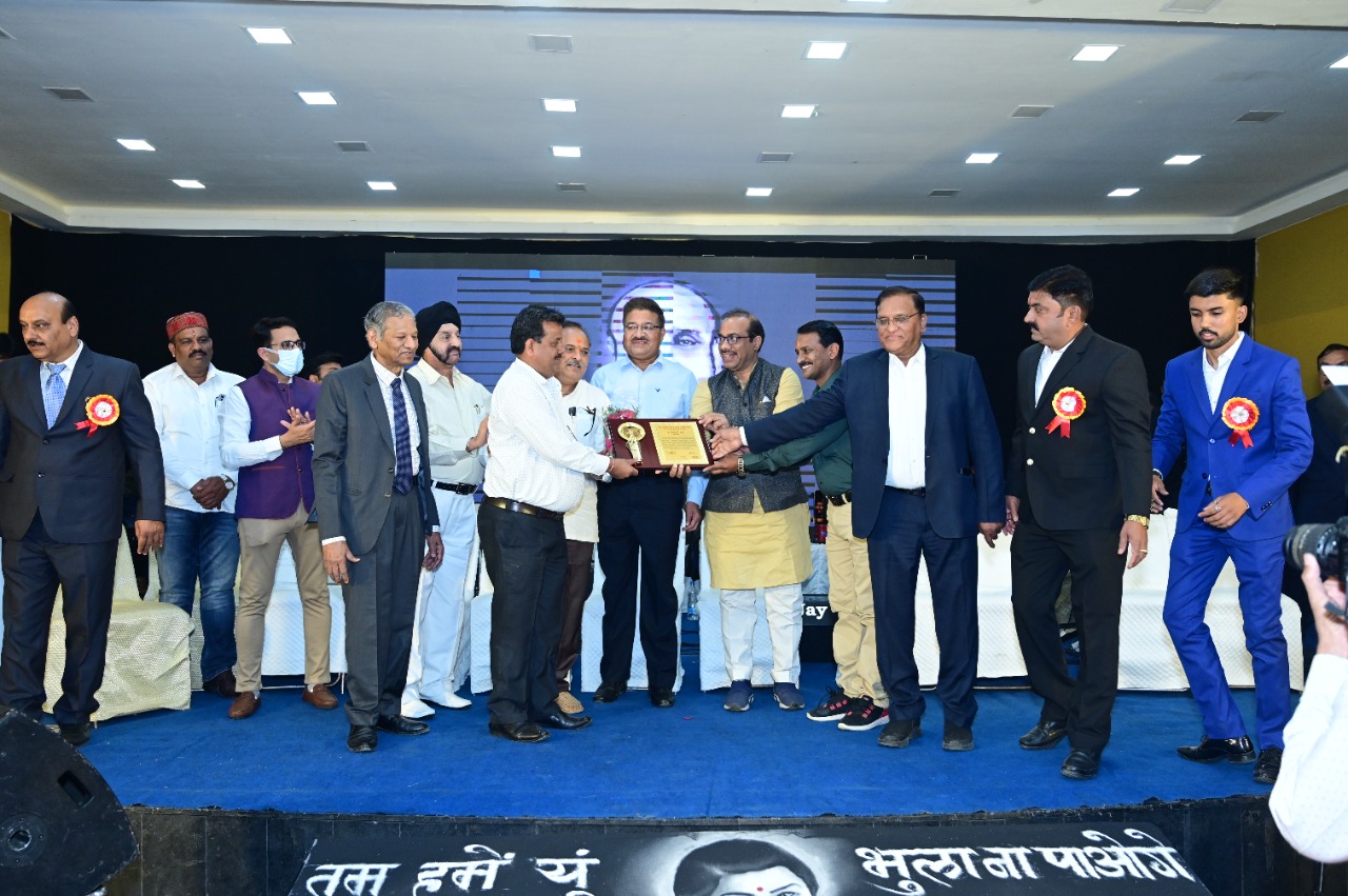 मालव अकादमी ,राजकुल एक्सप्रेस  द्वारा अनूठा आयोजन महाराज तुकोजी राव पवार पत्रकार हिमांशु राठोड बाबा साहब की स्मृति में समाज में उत्कृष्ट सेवा देने वाले समाजसेवी का सम्मान और देवास के लोकप्रिय गायकों ने दी लता जी को याद कर सदाबहार गीतों की स्वरांजलि