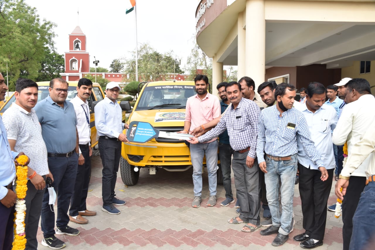 स्वच्छता बनाये रखने के लिए वार्ड इंजिनियर व स्वास्थ्य निरीक्षको को आयुक्त द्वारा 5 गाडीयो की चाबी सौंपी