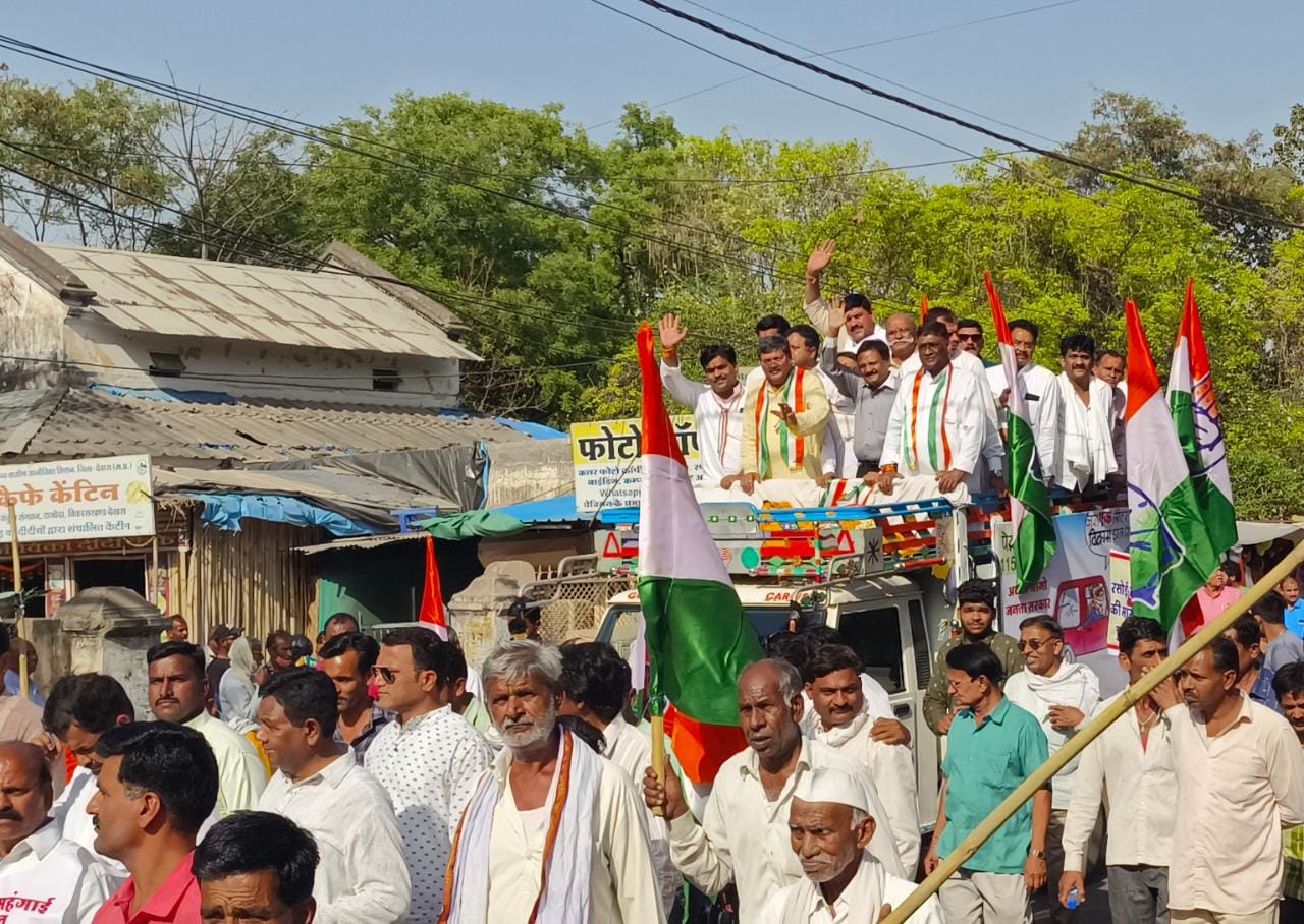 महंगाई डायन खाए जात है नारे के साथ, भूत पिशाच के वेश में नृत्य करते युवा बने आकर्षण का केंद्र ,कांग्रेस ने किया जबरदस्त आंदोलन राष्ट्रीय महासचिव सहित कई दिग्गजों ने लिया भाग