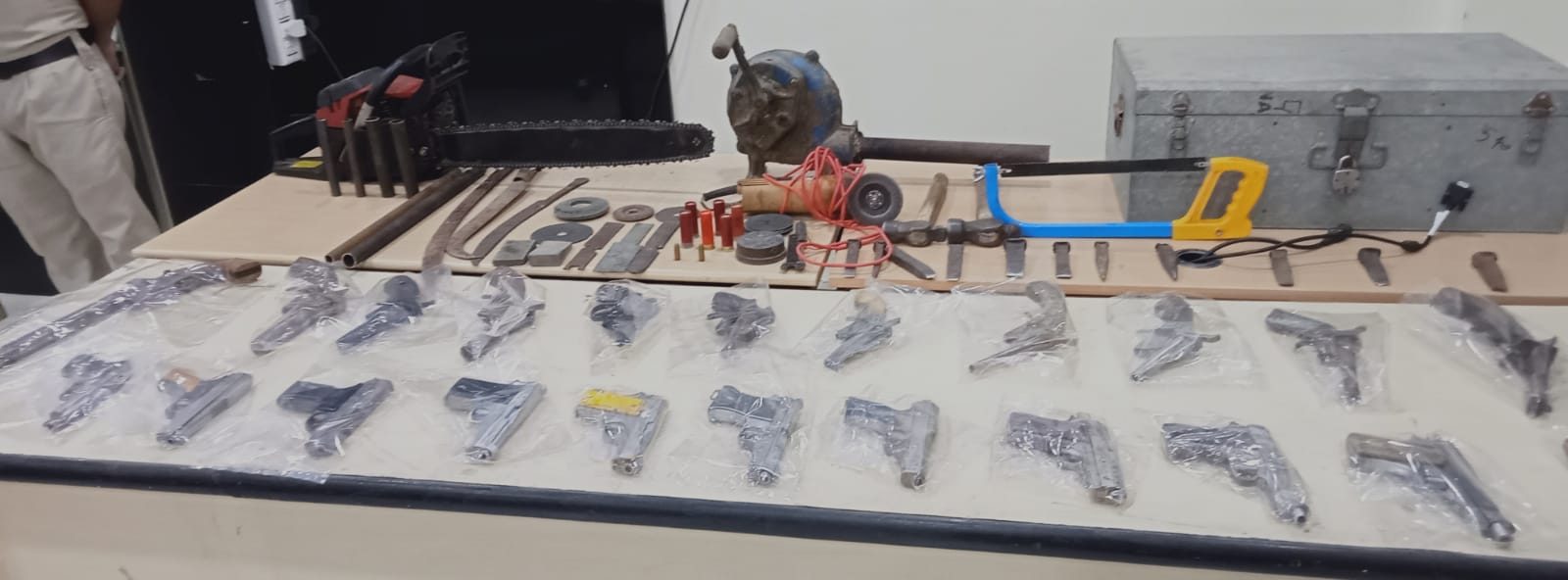 “देवास में अवैध हथियार बनाने वाली फैक्ट्री से दो दर्जन से अधिक हथियार बरामद, दो आरोपी भी गिरफ्तार” देखें