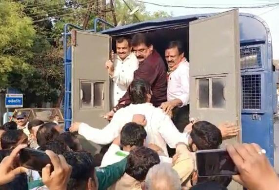 युवक कांग्रेस के हल्ला बोल आंदोलन ने हल्ला मचा दिया पुलिस को गजब छकाया