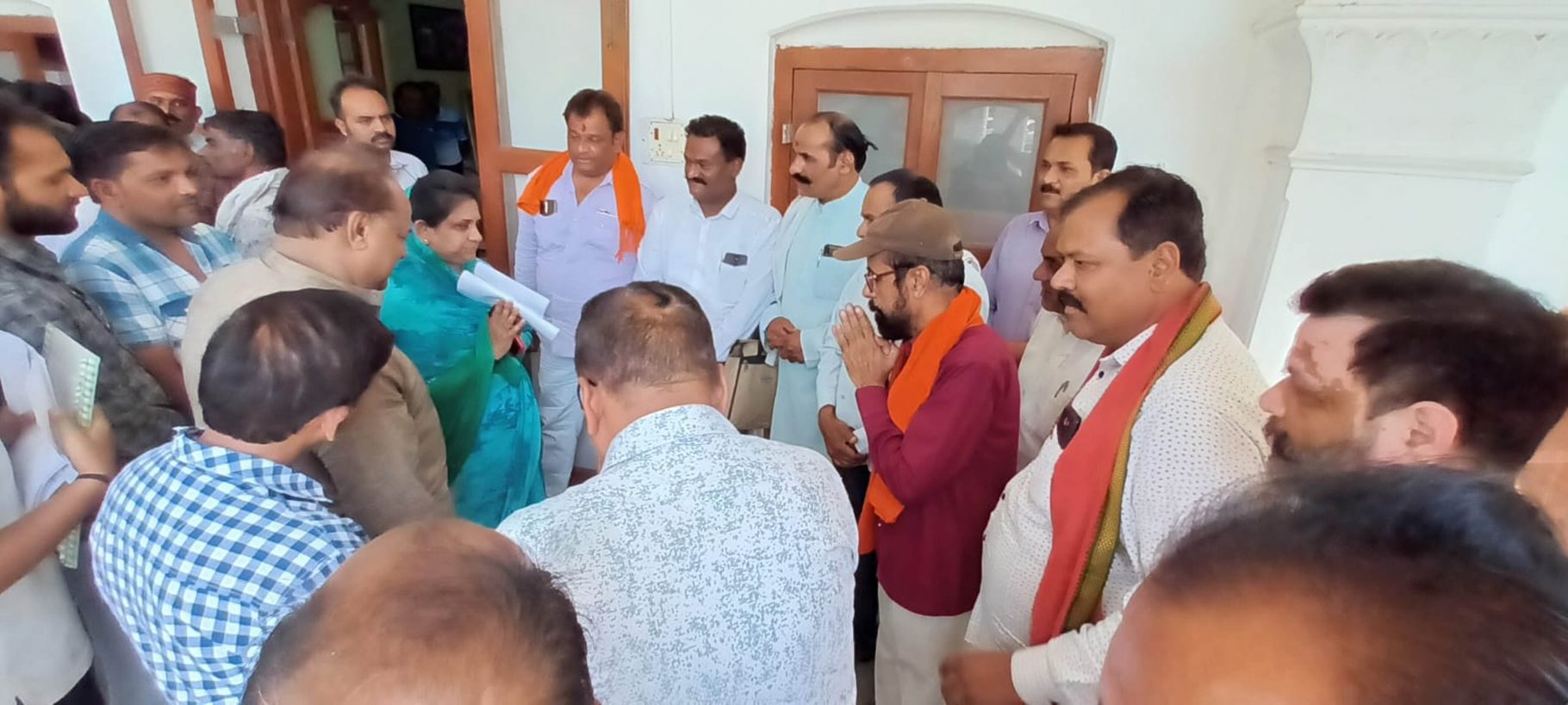 चामुण्डा माता के दर्शन गर्भगृह से शुरू किये जाने की मांग

– भारत तिब्बत समन्वय संघ ने विधायक एवं एसडीएम को सौंपा ज्ञापन