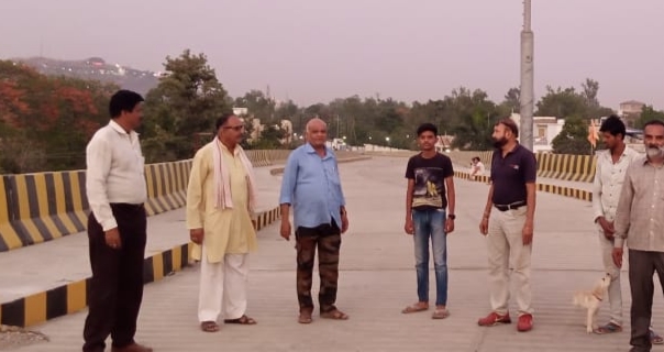 बहुचर्चित मेंडकी रेलवे क्रॉसिंग ब्रिज निर्माण का नगर जनहित सुरक्षा समिति ने किया अवलोकन
हार्ड पेशेंट सहित विभिन्न गंभीर बीमारियों से ग्रस्त मरीजों को ले जाने में उठाना पड़ रही है भारी रिस्क