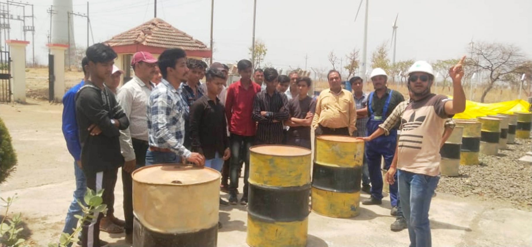 राष्ट्रीय शिक्षा अभियान के अंतर्गत छात्रों को दी जा रही इलेक्ट्रॉनिक्स एंड हार्डवेयर की नि:शुल्क ऑन जॉब ट्रेनिंग