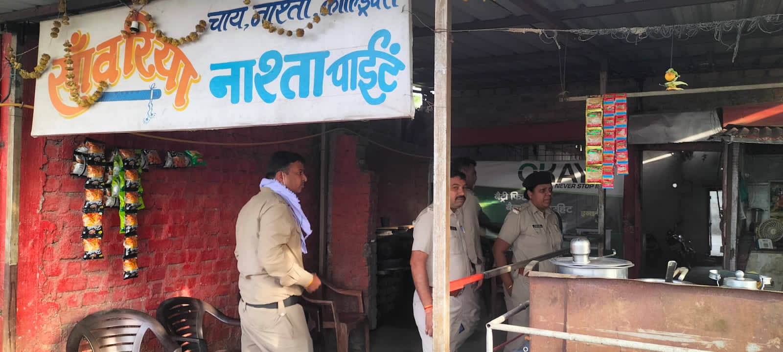 “आबकारी विभाग टीम ने दी होटल ढाबों पर दबिश कई नामी होटल से अवैध शराब जप्त” देखें