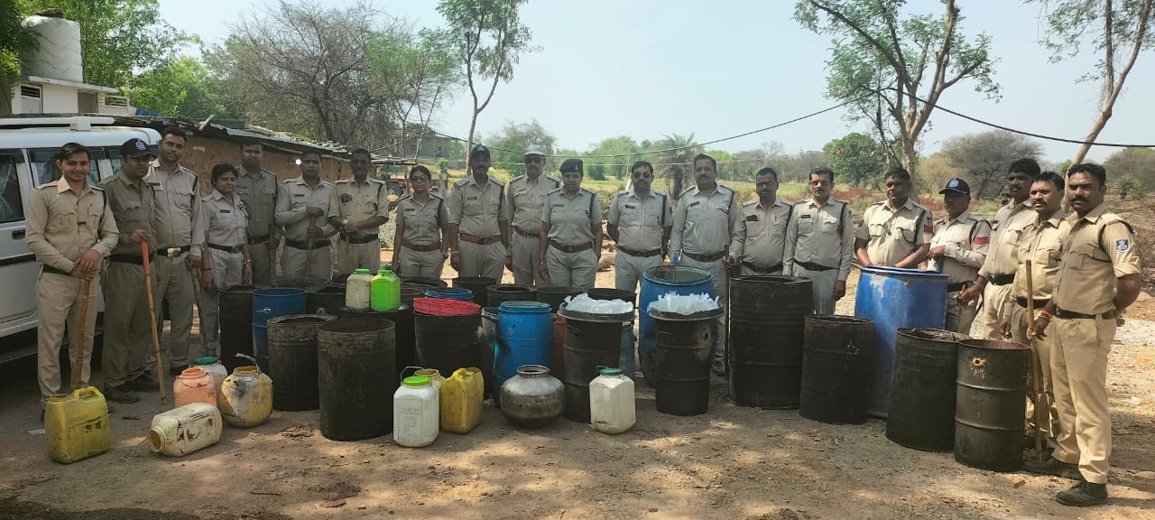 “महिला अधिकारी ने शराब के ठिकानों पर मारी रेड , फोर्स को देख जंगल में भागे” देखें