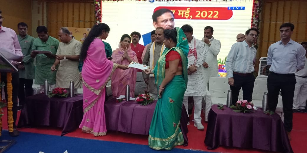 हर गरीब का अपना घर हो के सपनों को साकार कर रही है भाजपा सरकार
मिशन नगरोदय के तहत देवास को 80 करोड़ रूपये की सौगात-                                            विधायक-श्रीमंत पवार