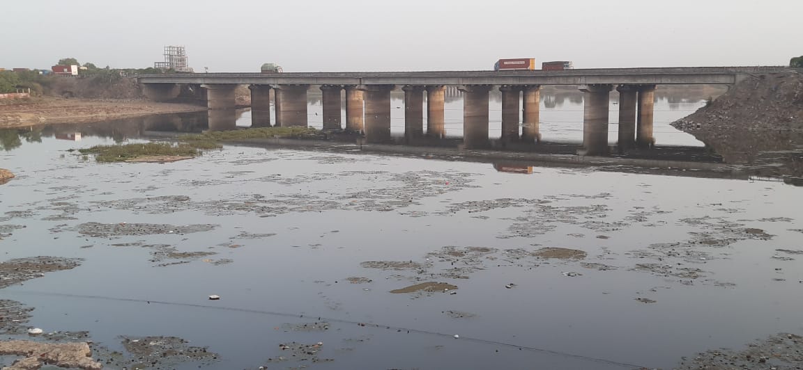 शिप्रा डैम पर जान जोखिम में डालकर नहाते यह बच्चे ,जिला प्रशासन ध्यान दें ,नहीं तो हो सकता है कोई बड़ा हादसा