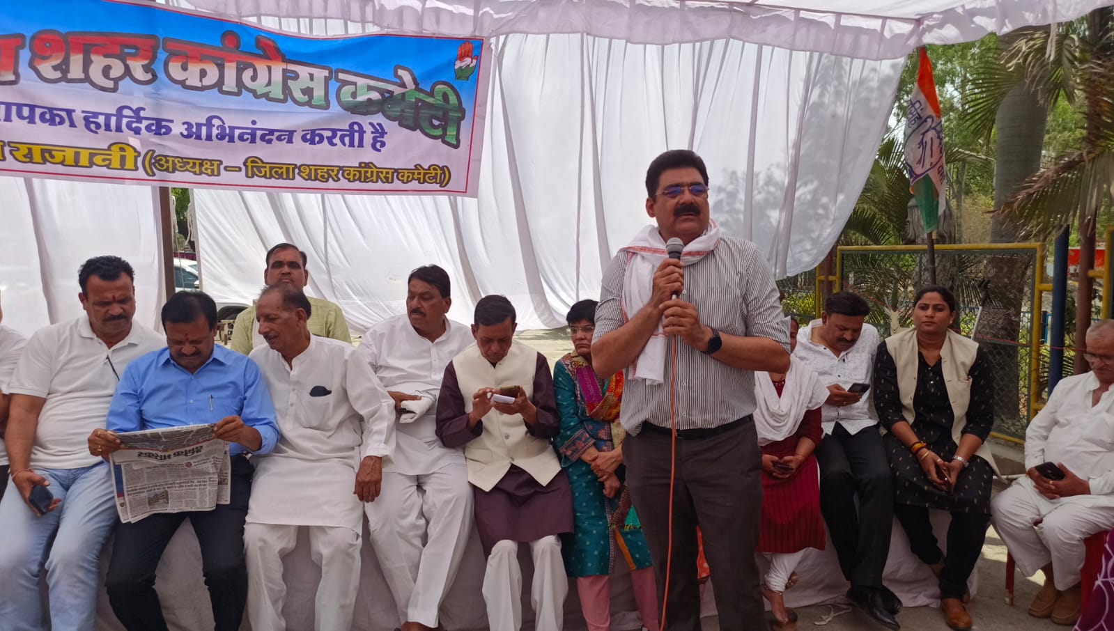 शिवराज सरकार ने अप्रैल माह में ही एक करोड़ 37 लाख यूनिट बिजली बेचदी , श्री वर्मा । शहर के 45 वार्ड में ही जलेंगे मुख्यमंत्री के पुतले शहर जिला कांग्रेस ने दिया बिजली कटौती को लेकर धरना