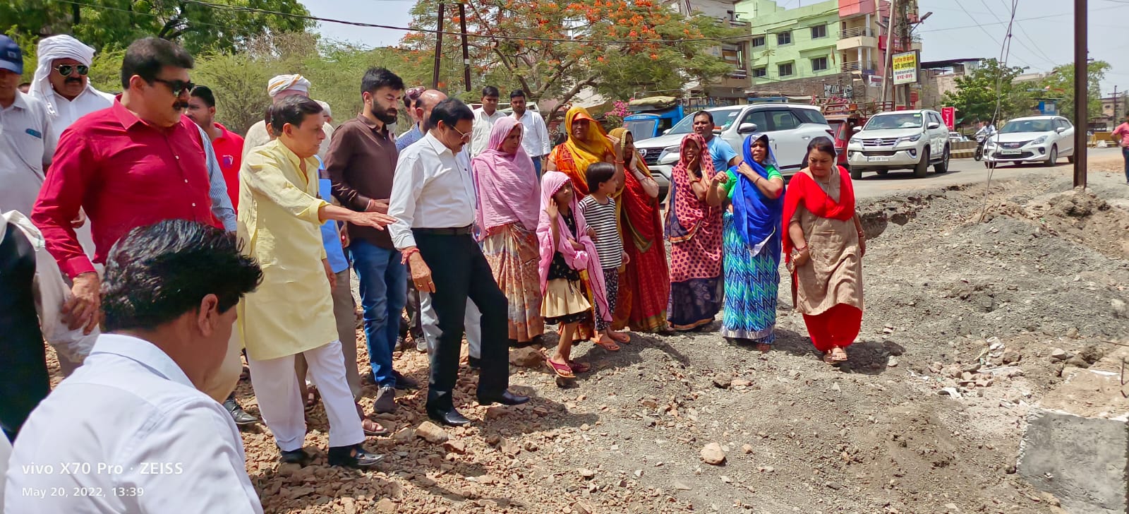 चौड़ीकरण के दौरान बंद हो रही सड़कों का श्री वर्मा ने किया रहवासियों के साथ निरीक्षण , दी चेतावनी तीन दिन में हमें ड्राइंग बताएं अन्यथा हम रोड का काम नहीं होने देंगे