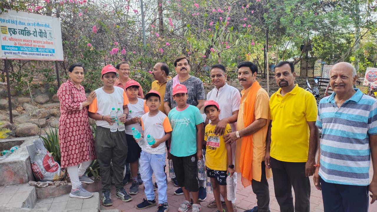 माता टेकरी पर टेकरी पर बच्चों द्वारा निरंतर चलाया जा रहा पौधा बचाओ अभियान
– 20 दिनों से बच्चे दर्शनार्थियों को पानी की बोतल देकर पौधों की रक्षा का दिला रहे संकल्प