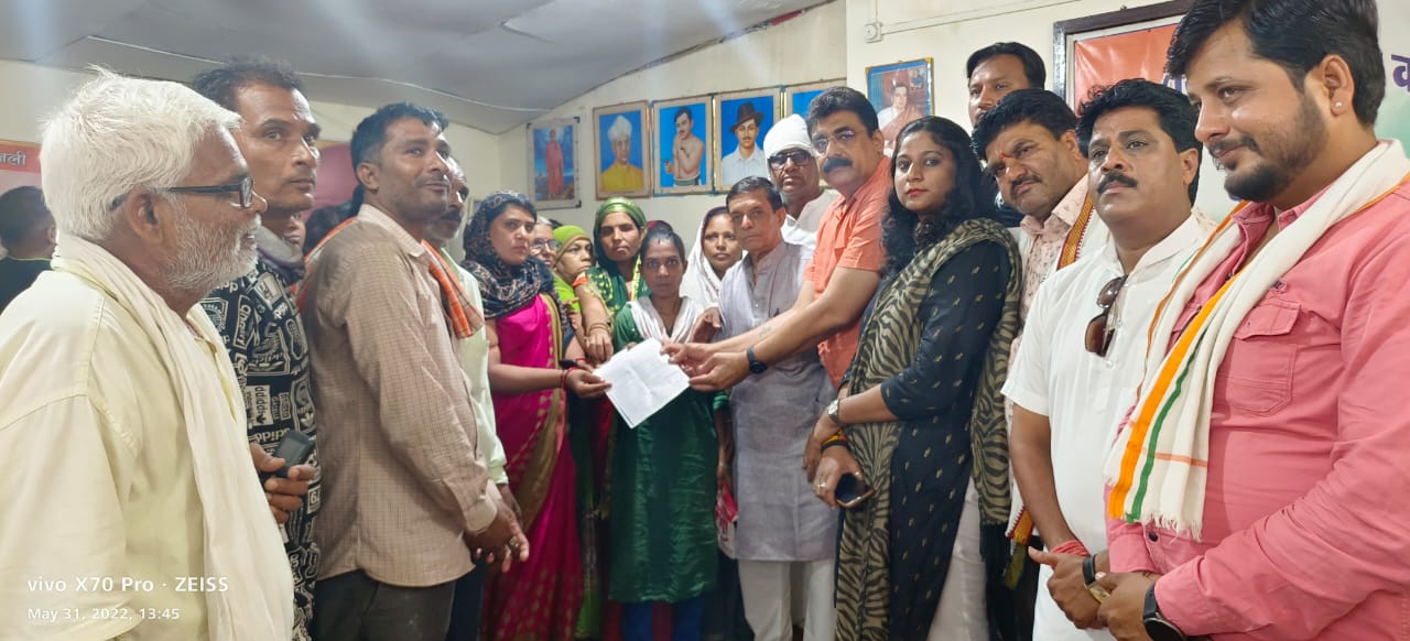 भाजपा नेताओं के परिवार के पास है 6  से 7 मकान किराए से दे रखें है।  रह रहे गरीबों को निकालने की बजाए नगर निगम उन्हें आवंटित करे मकान, कांग्रेस