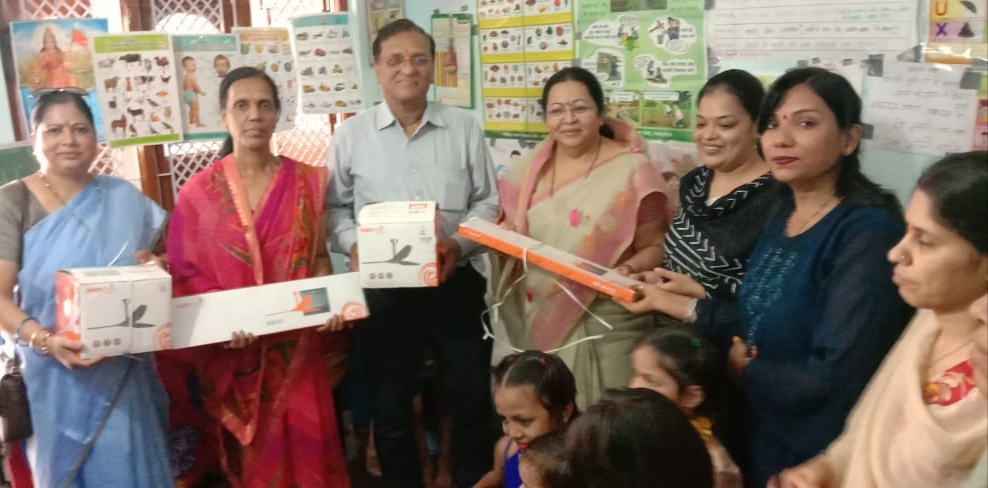 आंगनवाड़ी केंद्र पर लाडली बेटियों का मनाया जन्मोत्सव समाजसेवी अरुणा सोनी ने आंगनवाड़ी हेतु दो छत पंखे के भेट