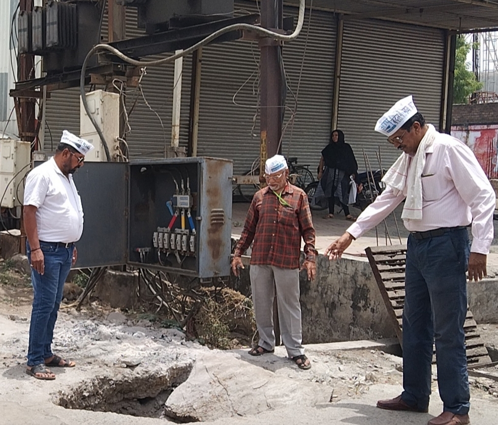 लापरवाही                   मेंडकीचक एवं आनंद नगर में आप ने निकाली जनसंवाद यात्रा उज्जैन रोड आनंद नगर मुख्य मार्ग पर विद्युत डीपी के पास साल भर से खुला पड़ा गढ्ढा  नाला सफाई के बाद खुली अवस्था में  छोड़ा गड्ढा  लापरवाही के कारण अब तक कई वाहन चालक हो चुके दुर्घटना का शिकार