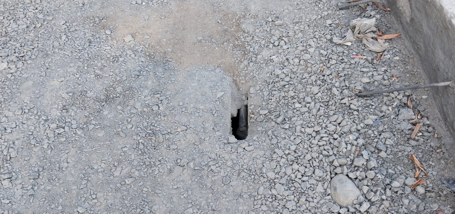 औद्योगिक क्षेत्र में निर्माणाधीन रोड गुणवत्ताहीन 


निर्माण कार्य के दौरान ही पड़ने लगी दरारे, जगह- जगह से लगा टूटने


घटिया सामग्री उपयोग करने के उठने लगे सवाल