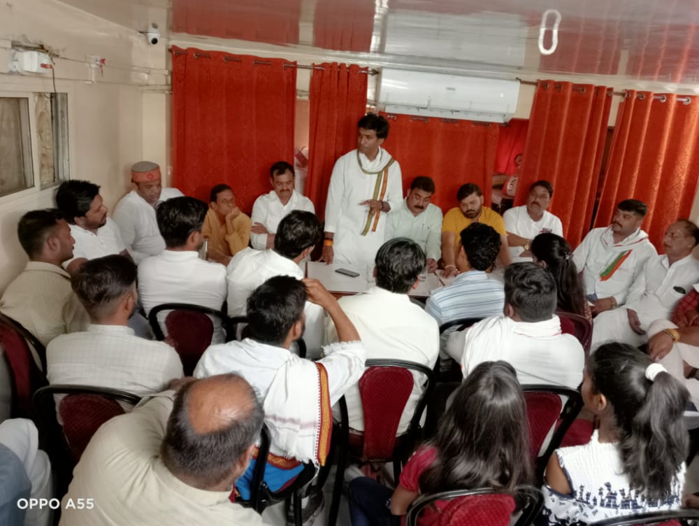 चोरी गई मासूम बच्ची के लिए जंगी प्रदर्शन की चेतावनी दी युवा कांग्रेस प्रदेश अध्यक्ष ने ,युवा कांग्रेस प्रदेश अध्यक्ष ने भोपाल में हो रहे हल्ला बोल आंदोलन को  लेकर ली देवास में मीटिंग