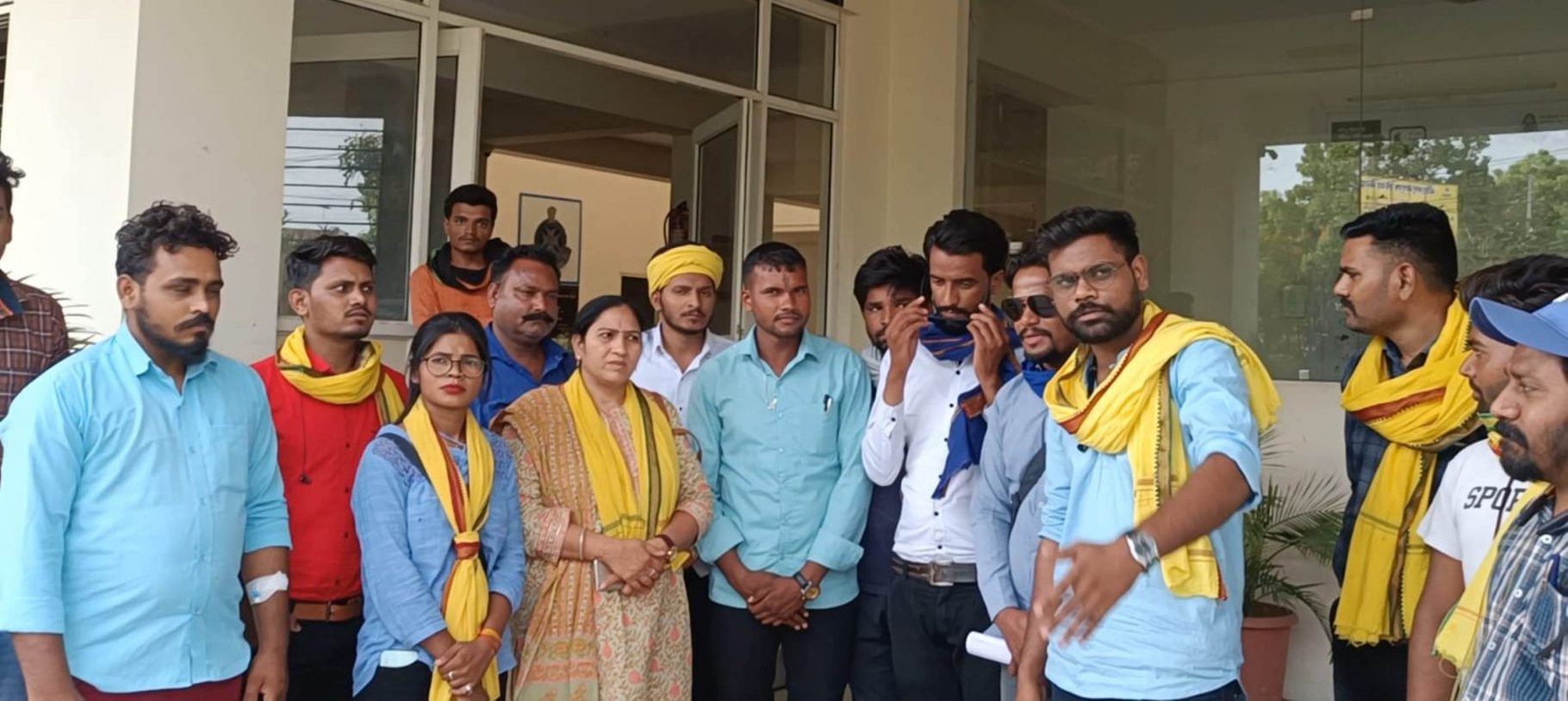 आदिवासी युवक के साथ हुई पिटाई को लेकर जयस युवा पहुंचे एसपी कार्यालय, आवेदन सौंप की कार्यवाही की मांग