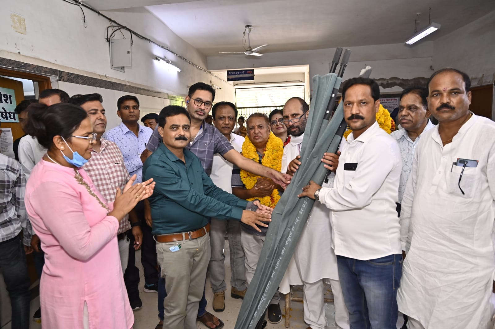 जिला अस्पताल मे 30 वर्ष सेवा देने वाले  पदस्थ श्री राजेन्द्र कुमार ठाकुर सेवानिवृत होने पर जिला अस्पताल मे 05 व्हील चेयर, 02 फोल्डिंग स्टेªचर और 01 डिजिटल वाॅच मरीजो की सेवा के लिए प्रदान की