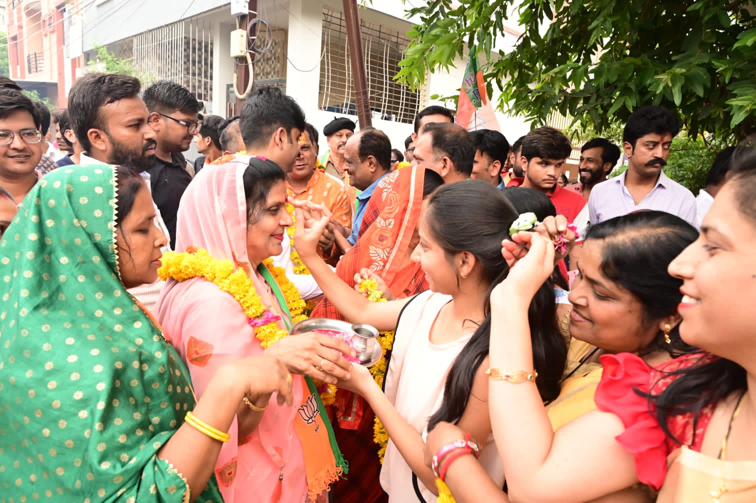 हम मिलकर शहर विकास में बनेंगे सहभागी-
एक बहू के रूप में, बेटी के रूप में मुझे जो आशीर्वाद प्राप्त हो रहा है, उससे मैं अभिभुत हूं- महापौर प्रत्याशी गीता अग्रवाल
भाजपा प्रत्याशी ने किया सघन जनसंपर्क, जगह-जगह हुआ स्वागत, बालिकाओं ने लगाया तिलक, महिलाओं ने की पुष्पवर्षा