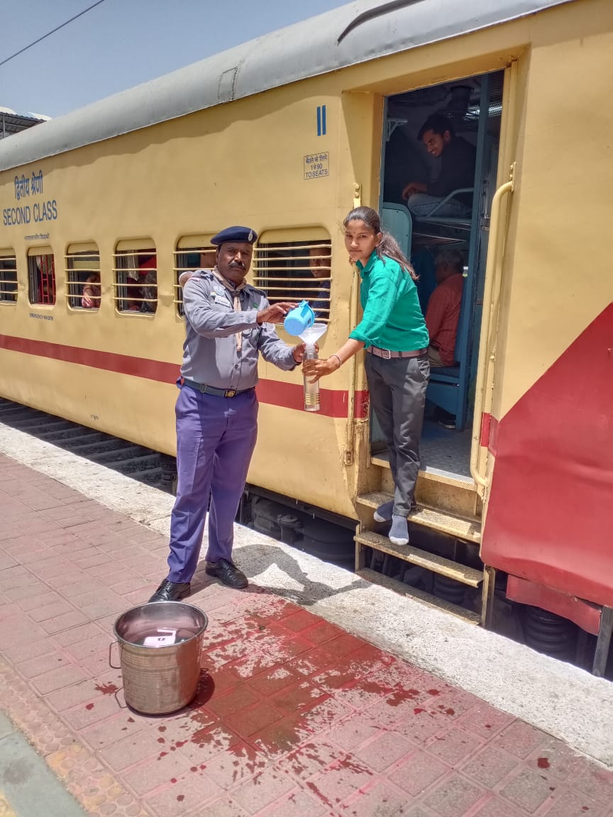 भीषण तपती गर्मी में प्यासे  यात्री की कर रहे हैं जल सेवा देखिए देवास के इन सेवकों को