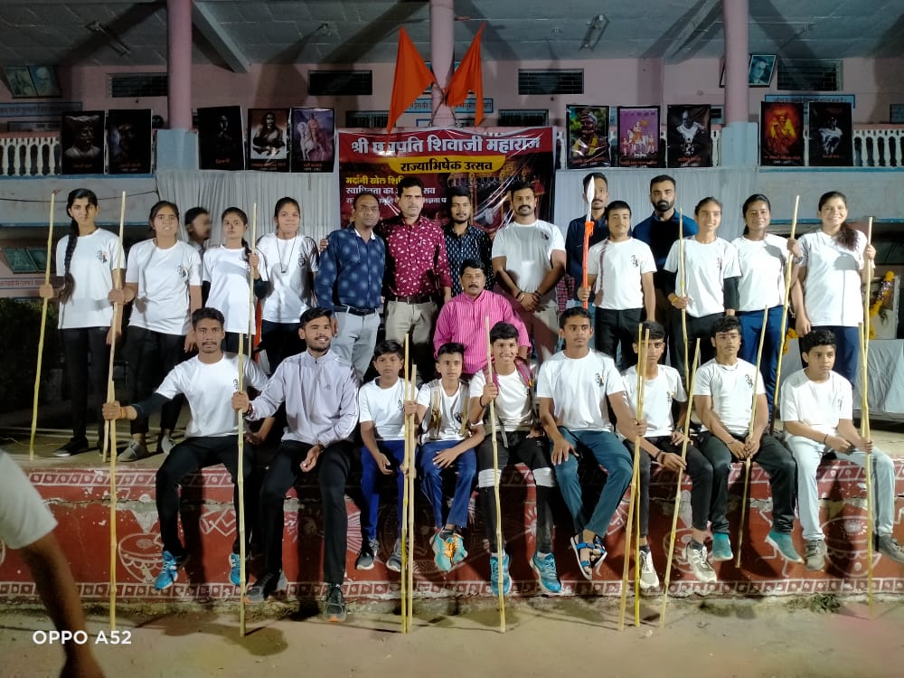 “छात्राओं को युद्ध कला शस्त्र प्रशिक्षण का अनूठा आयोजन” देखें