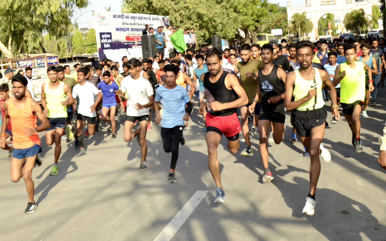 “मतदाता जागरूकता के लिए मैराथन दौड़” देखें