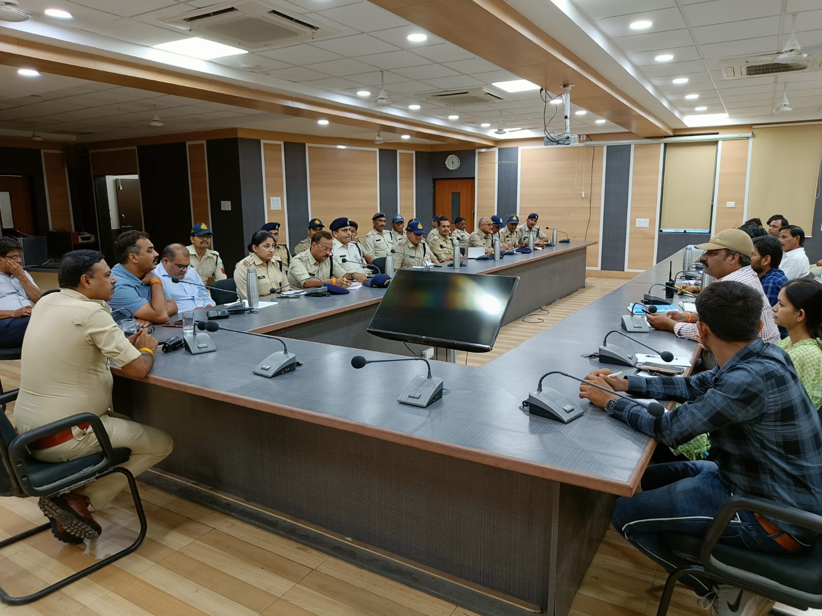 शहर की यातायात व्यवस्था का होगा सुधार

व्यापारियों को निर्धारित सीमा में रखवाना होंगे वाहन
14 जून  से चलेगा विशेष अभियान, बैठक में दिए दिशा-निर्देश