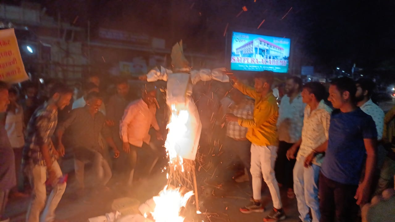 अपनी ही पार्टी के पदाधिकारियों के पुतले जला रहे हैं नाराज कार्यकर्ता