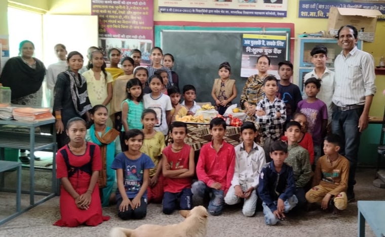 शासकीय विद्यालय में बच्चों को बांटे मौसमी फल व बिस्किट वितरित