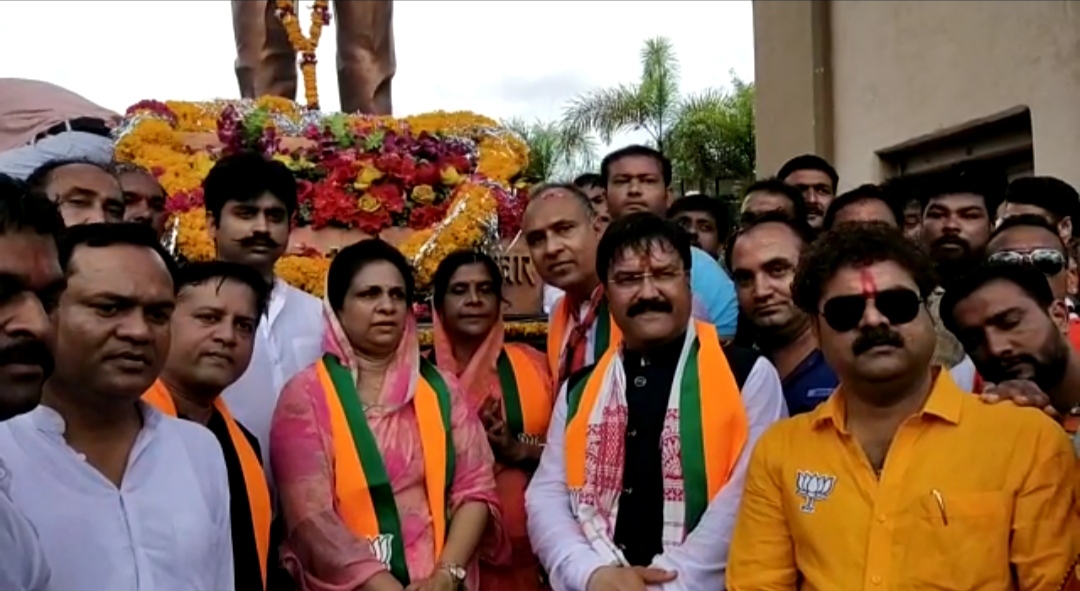 बरसते पानी में राजे और महाराज के नेतृत्व में महापौर प्रत्याशी की भव्य रेली के साथ नामांकन दाखिल