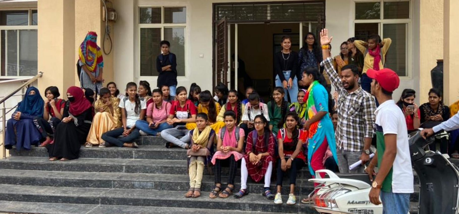जिला प्रशासन और जनप्रतिनिधि ध्यान दें, जी.डी.सी. महाविद्यालय की प्राचार्य द्वारा छात्राओं से वसूला जा रहा अतिरिक्त शुल्क, अभाविप ने धरना देकर सौंपा ज्ञापन, छात्र-छात्राएं इंदौर पढ़ने जाने के लिए मजबूर ना हो