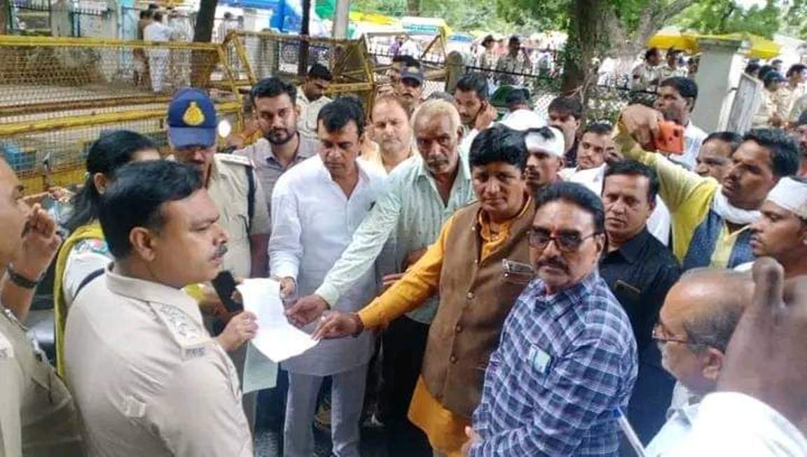 मठ मंदिरों की सुरक्षा एवं महंत के हत्यारों पर कार्यवाही को लेकर दशनाम गोस्वामी समाज ने सौंपा ज्ञापन