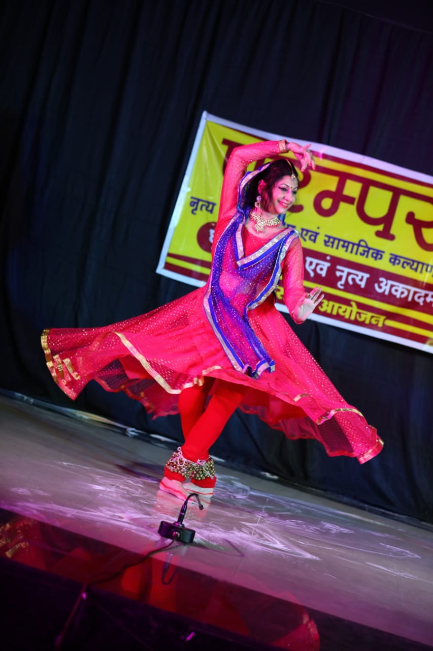 घुंघरू नृत्य अकादमी द्वारा आयोजित समारोह में कलाकारों ने दी कथक नृत्य की शानदार प्रस्तुतियाँ