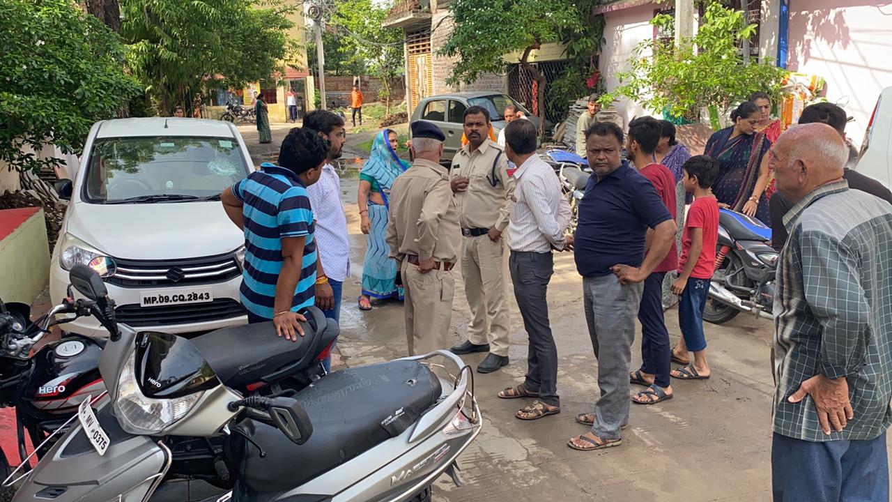 वार्ड 12 में देर रात कारों के कांच फोड़ने की वारदात आरोपी सीसीटीवी कैमरे में कैद