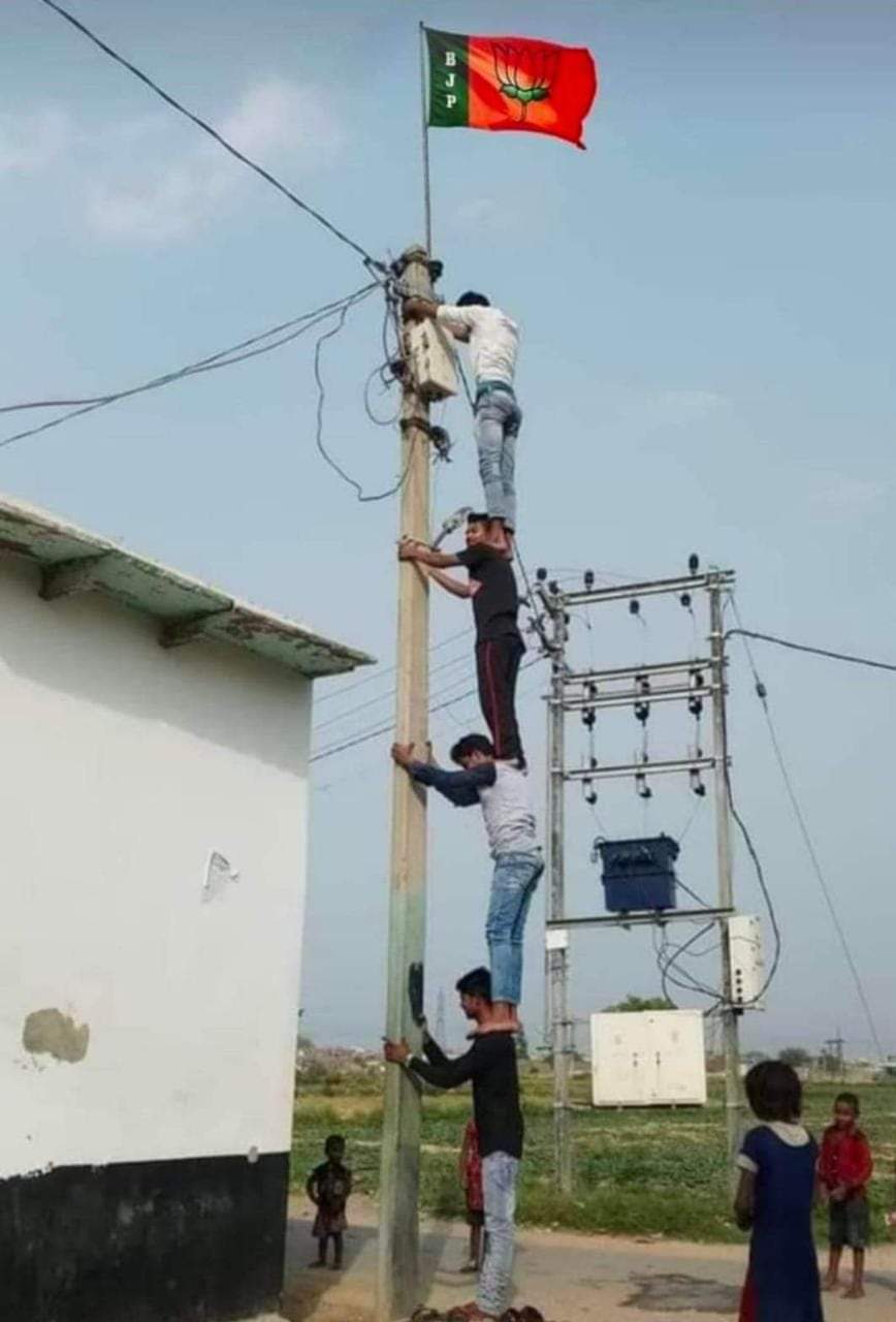 कार्यकर्ता का जुनून, चढ़ने के लिए सीडी नहीं मिली तो इस तरह लगाया झंडा