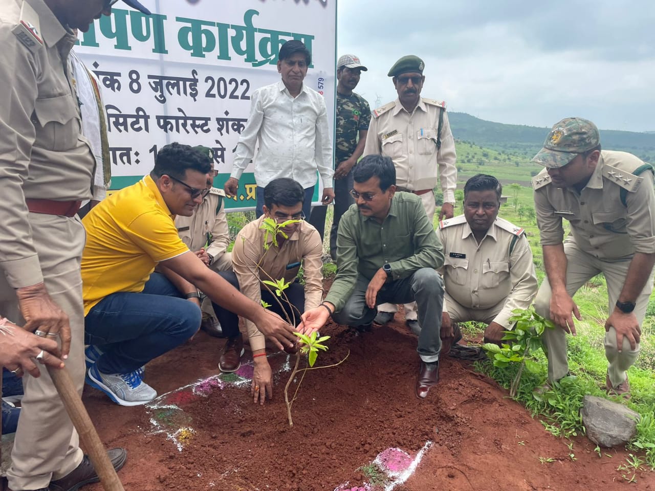 देवास की शंकरगढ़ पहाड़ी पर स्थापित किया जा रहा है नगर वन, पहाड़ी पर लगाए जाएंगे 25 हजार पौधे  ————  ————- ‘’आजादी के अमृत महोत्सव’’ अन्तर्गत पूरे देश में नगर वन के लिए 75 स्थानों का चयन, मध्यप्रदेश के 5 स्थानों में से एक देवास की शंकरगढ़ पहाड़ी