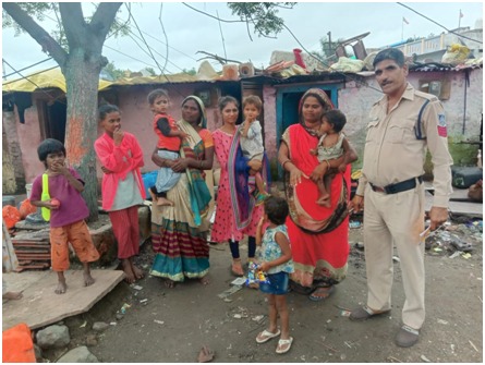 देवास  आंगनवाड़ी से घर के लिए निकले 3 बच्चे रास्ता भटके, डायल-100 सेवा ने परिजन से मिलाया