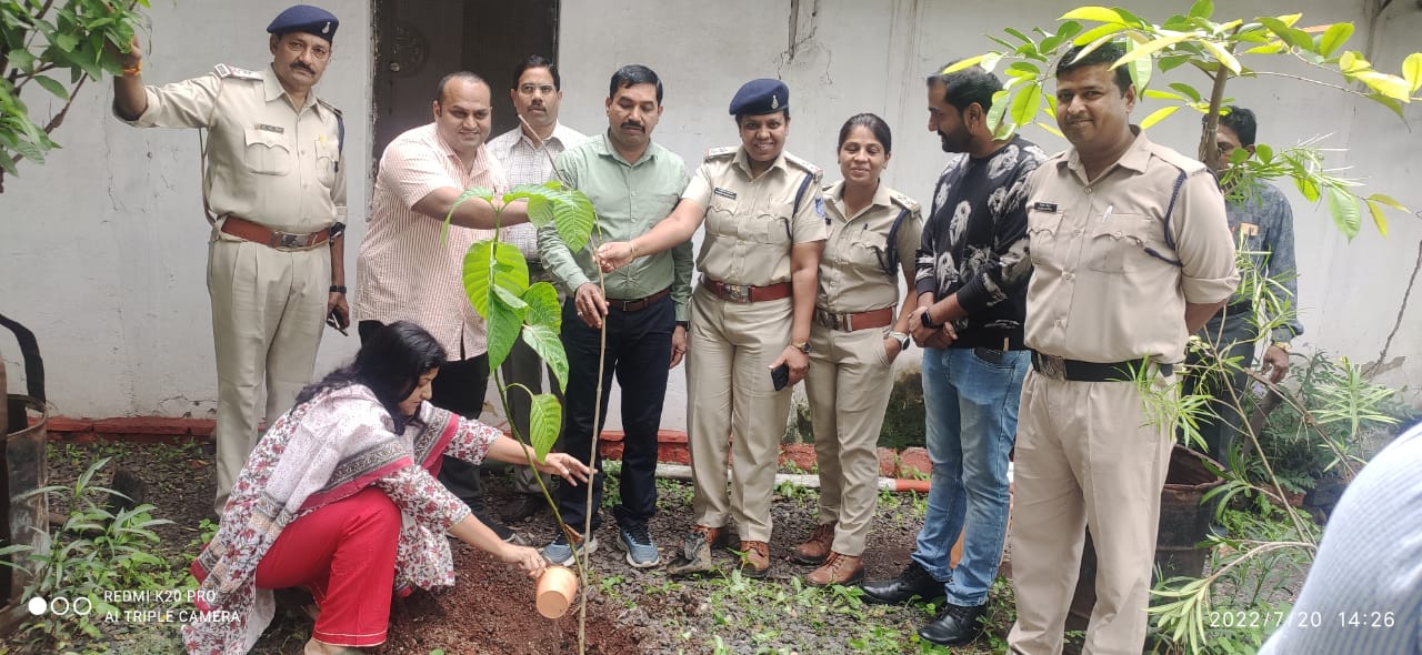 आबकारी  विभाग की अनूठी पहल शराब की दुकानों पर वितरित किए गमले सहित पौधे