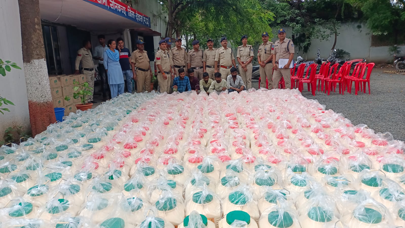 तेल से भरा चोरी गया ट्रक सोनकच्छ पुलिस ने टोल नाके के सीसीटीवी कैमरे और मुखबिर की मदद से ढूंढ निकाला पांच आरोपी गिरफ्तार