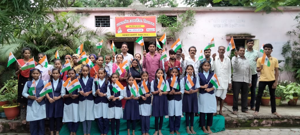 विद्यालय के पालकों ने ली तिरंगा फहराने की शपथ