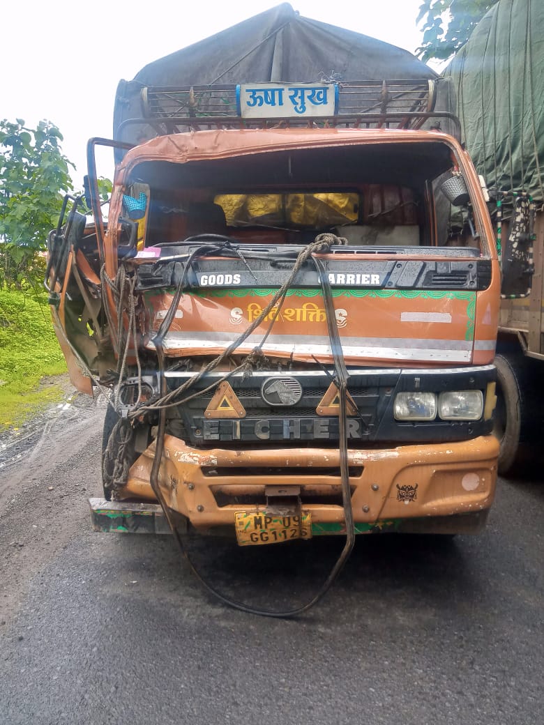 कालापाठा के पास डंपर और आईसर की हुई आमने सामने भिड़ंत आईसर चालक हुआ घायल