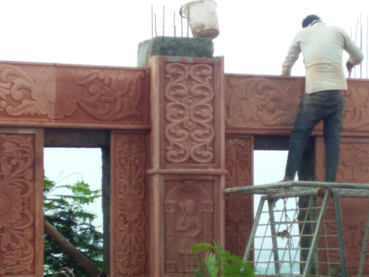 मांग करने के एक वर्ष बाद भी  आज तक माता टेकरी पर बारिश से बचने के लिये नही है इंतजाम, गेर जरूरी हो रहे हैं काम