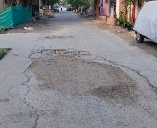 जयसिंह नगर में 2 साल पूर्व बना सीमेंट कांक्रीट रोड हुआ जर्जर सीमेंट कंक्रीट रोड


रोड पर बड़ी-बड़ी दरारें व गड्ढों से वाहन चालकों को दुर्घटना का अंदेशा


रोड निर्माण में गुणवत्ता हिन सामग्री का उपयोग करने का लगाया आरोप