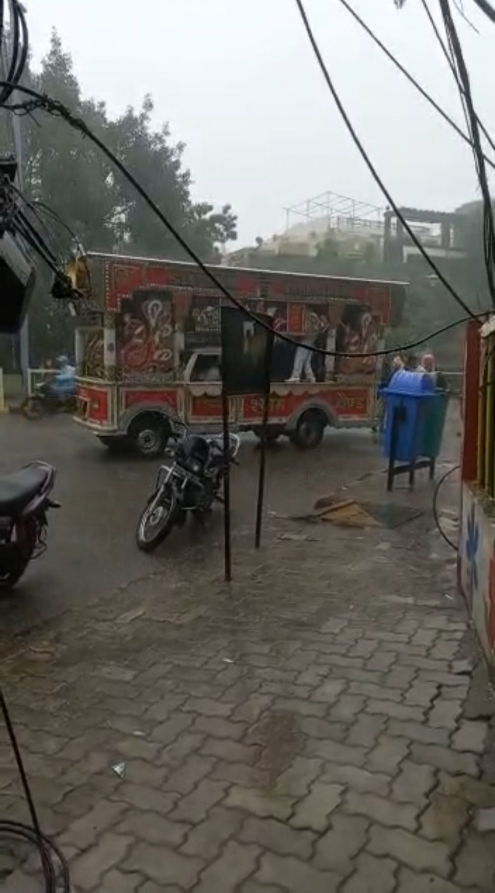 झमाझम बारिश मैं तिरपाल लेकर निकले जोशीले  मस्त बराती