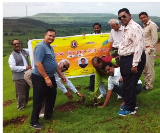 लायंस क्लब ऑफ देवास सिटी द्वारा शंकरगढ़ पहाड़ी पर पौधारोपण किया